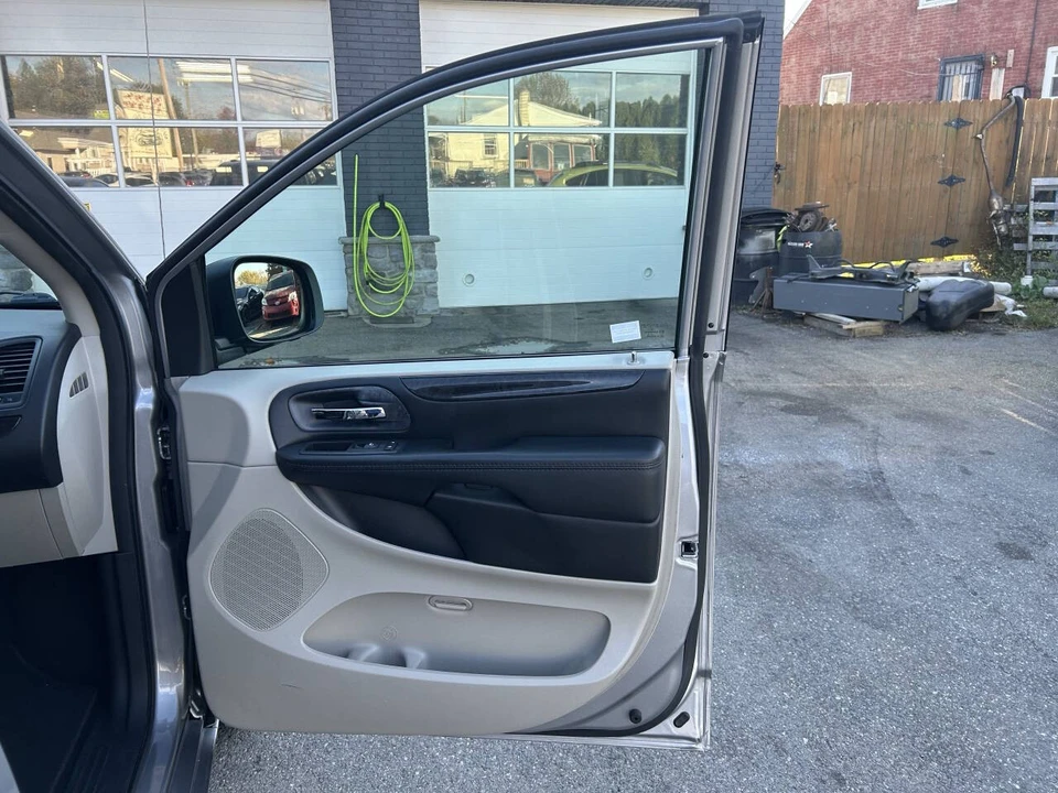 2016 Dodge Caravan - Image 9 of 21