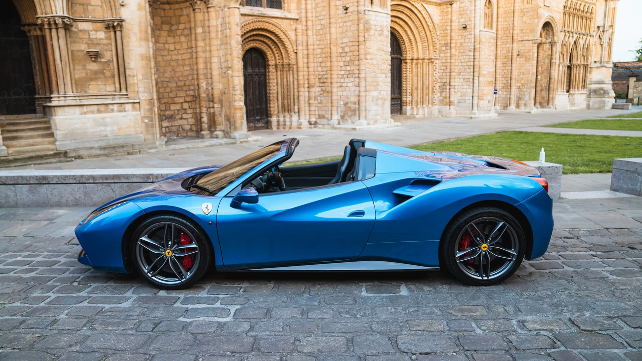2016 Ferrari 488 Spider - Image 15 of 31