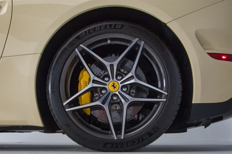 2016 Ferrari California T - Image 9 of 21