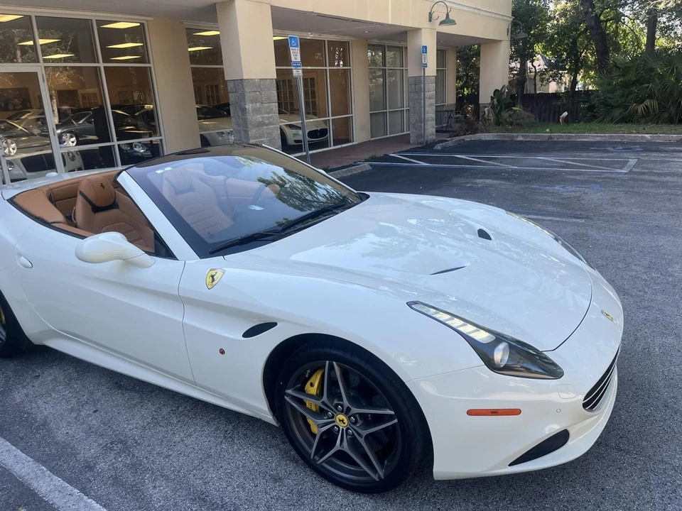 2016 Ferrari California T - Image 2 of 31