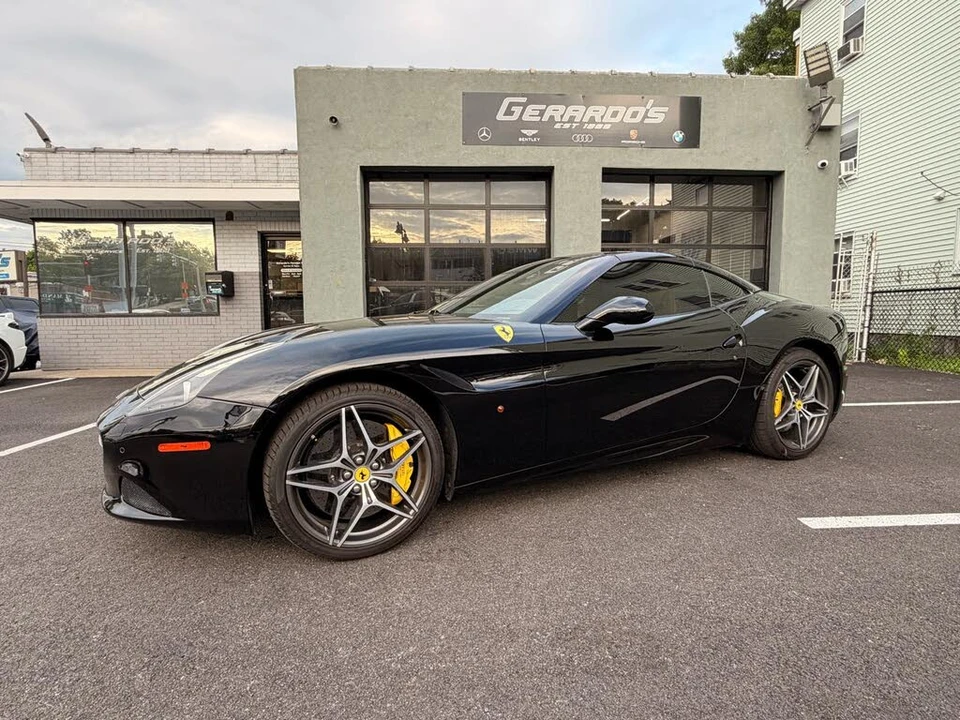 2016 Ferrari California T - Image 2 of 31