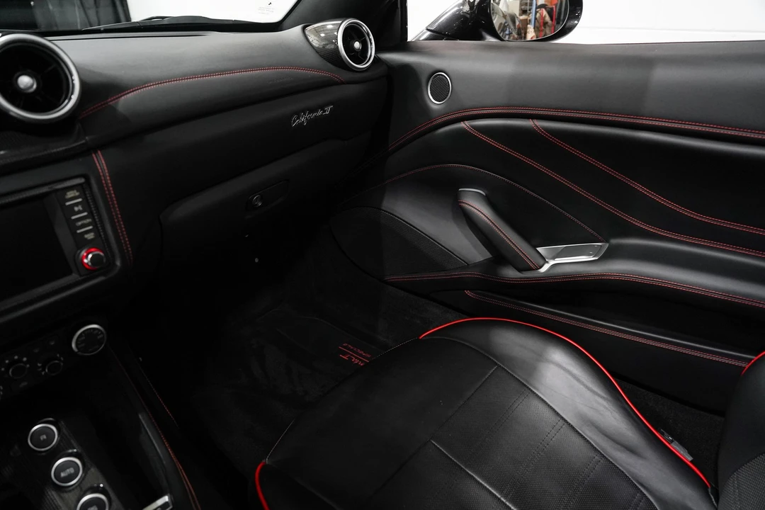 2016 Ferrari California T - Image 14 of 31