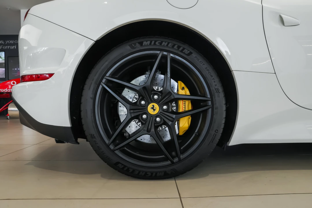 2016 Ferrari California T - Image 10 of 31