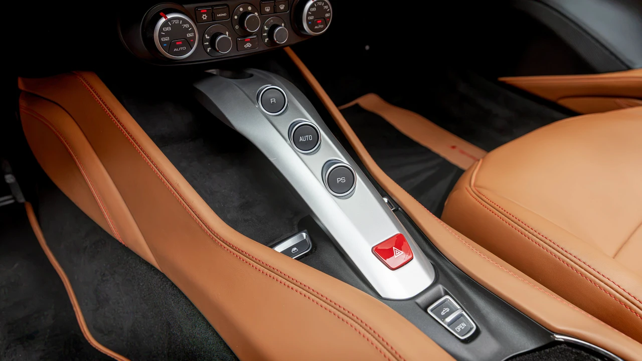 2016 Ferrari California T - Image 6 of 31