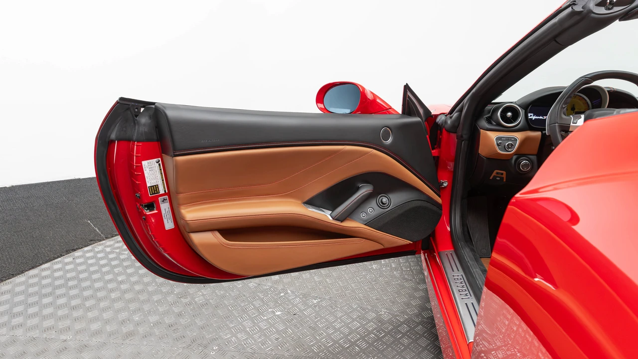 2016 Ferrari California T - Image 12 of 31