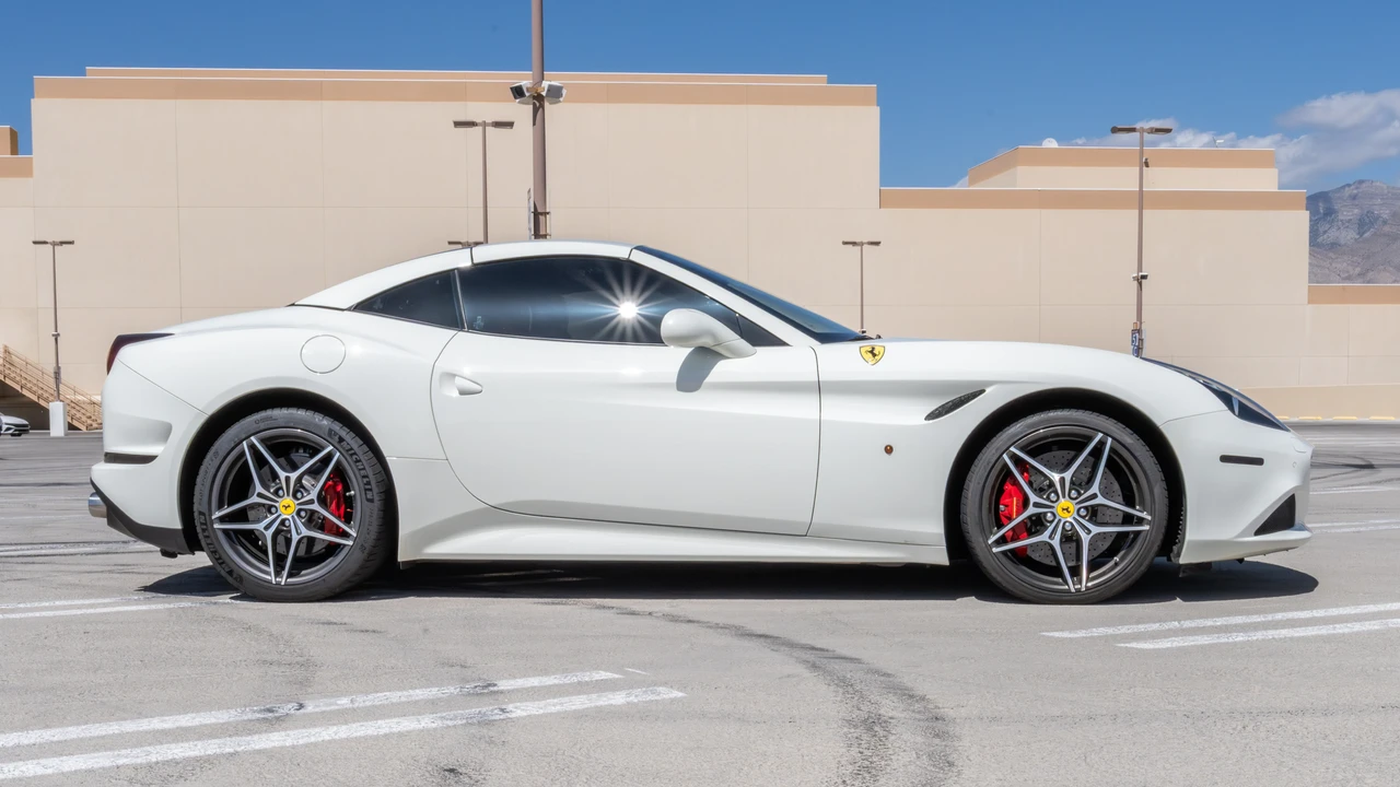 2016 Ferrari California T - Image 4 of 31