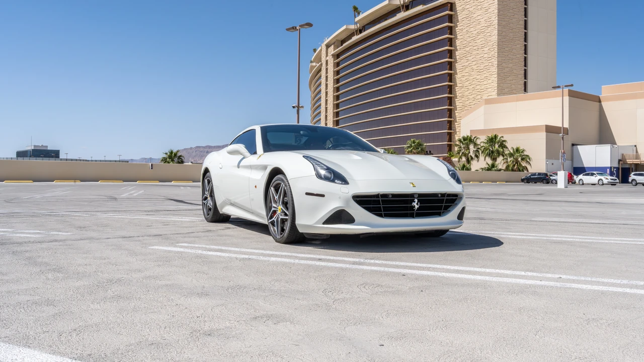 2016 Ferrari California T - Image 10 of 31