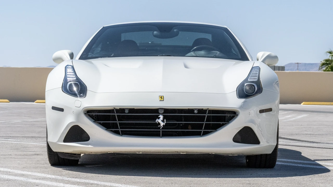 2016 Ferrari California T - Image 2 of 31