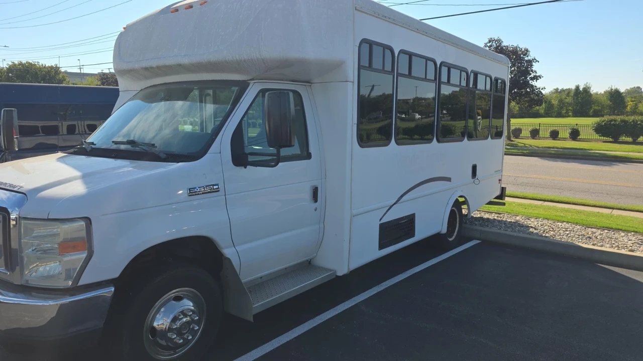 2016 Ford Econoline Van - Image 2 of 8