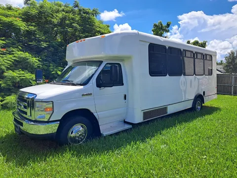 2016 Ford E-450 Super Duty Cutaway Van