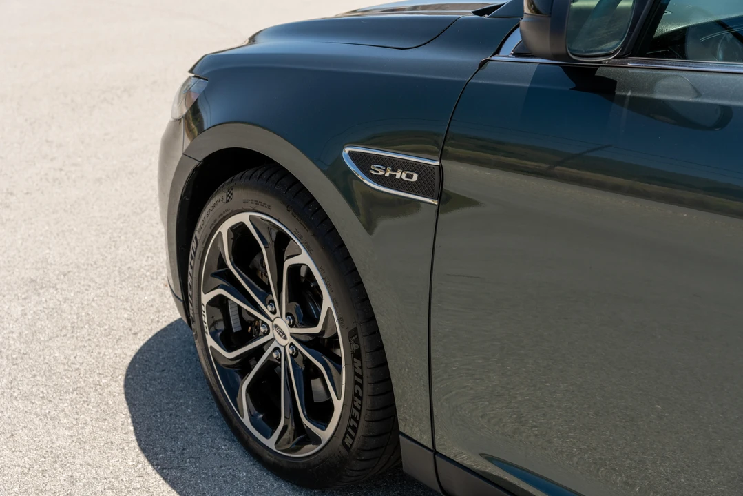 2016 Ford Taurus SHO 6th Gen - Image 27 of 31