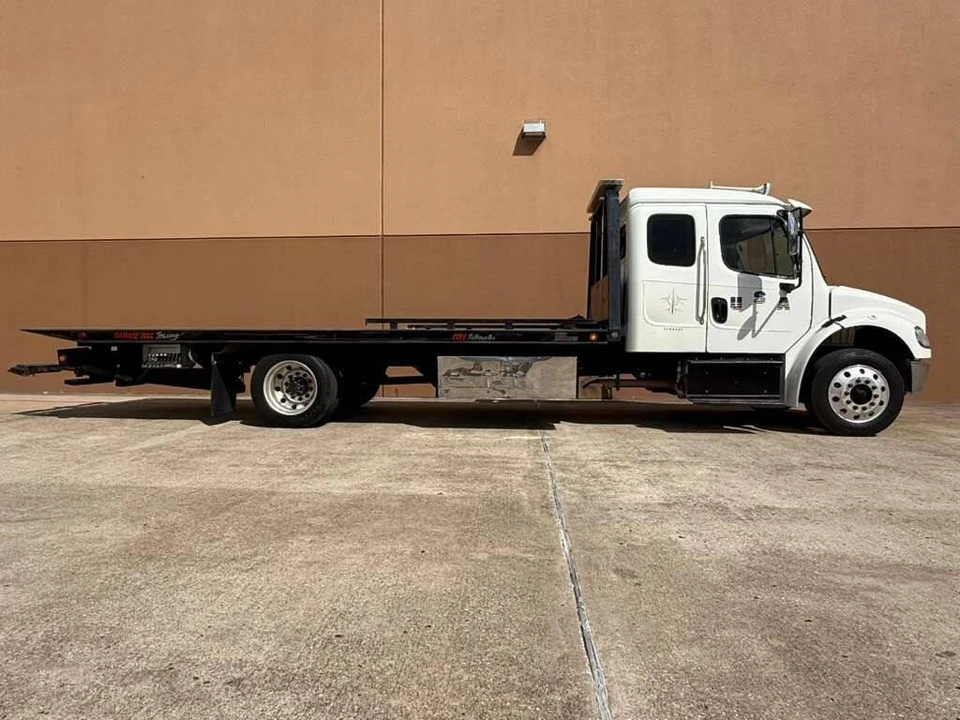 2016 Freightliner - Image 2 of 12