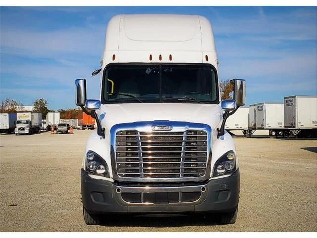 2016 Freightliner - Image 2 of 21