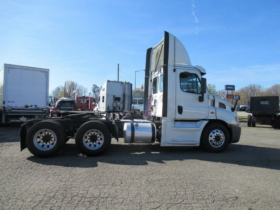 2016 Freightliner - Image 6 of 12