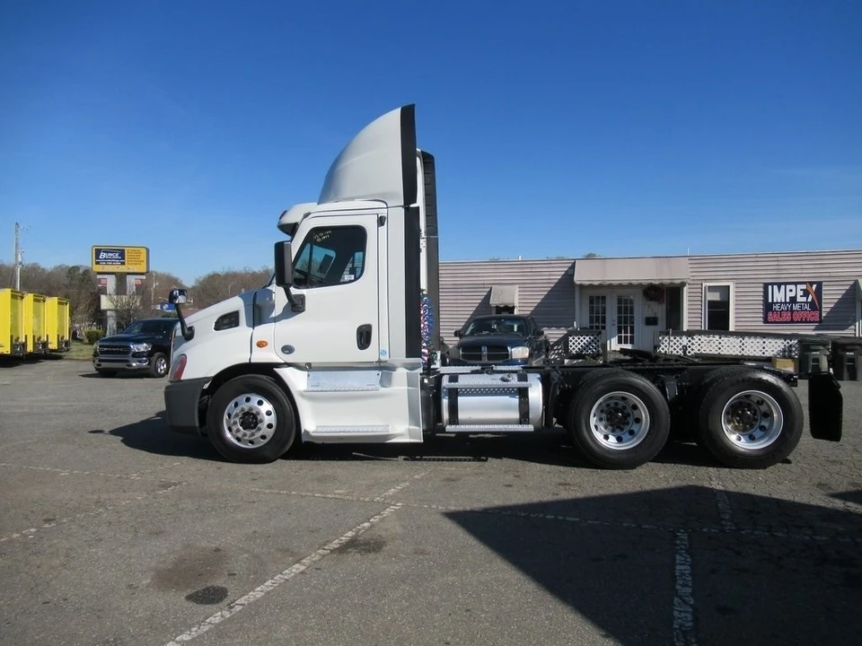 2016 Freightliner - Image 2 of 12