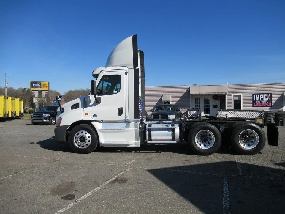 2016 Freightliner - Image 2 of 12