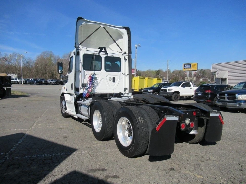 2016 Freightliner - Image 3 of 12