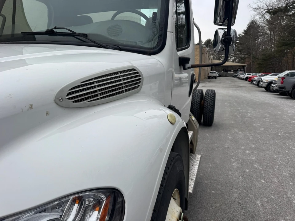 2016 Freightliner - Image 2 of 21