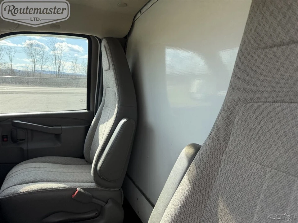 2016 GMC Savana - Image 11 of 12