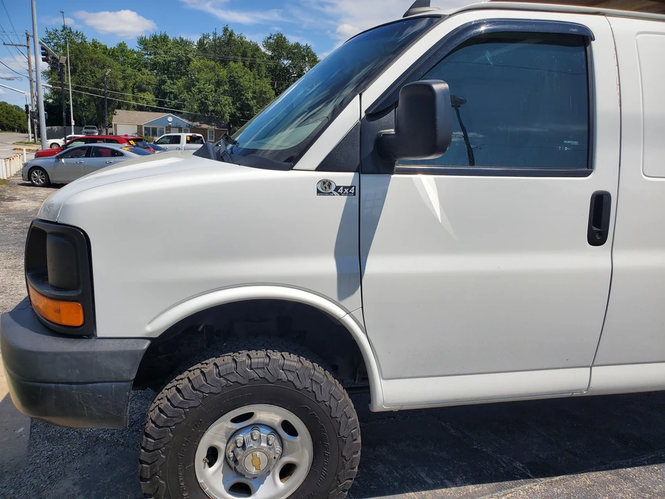 2016 GMC Savana - Image 16 of 31
