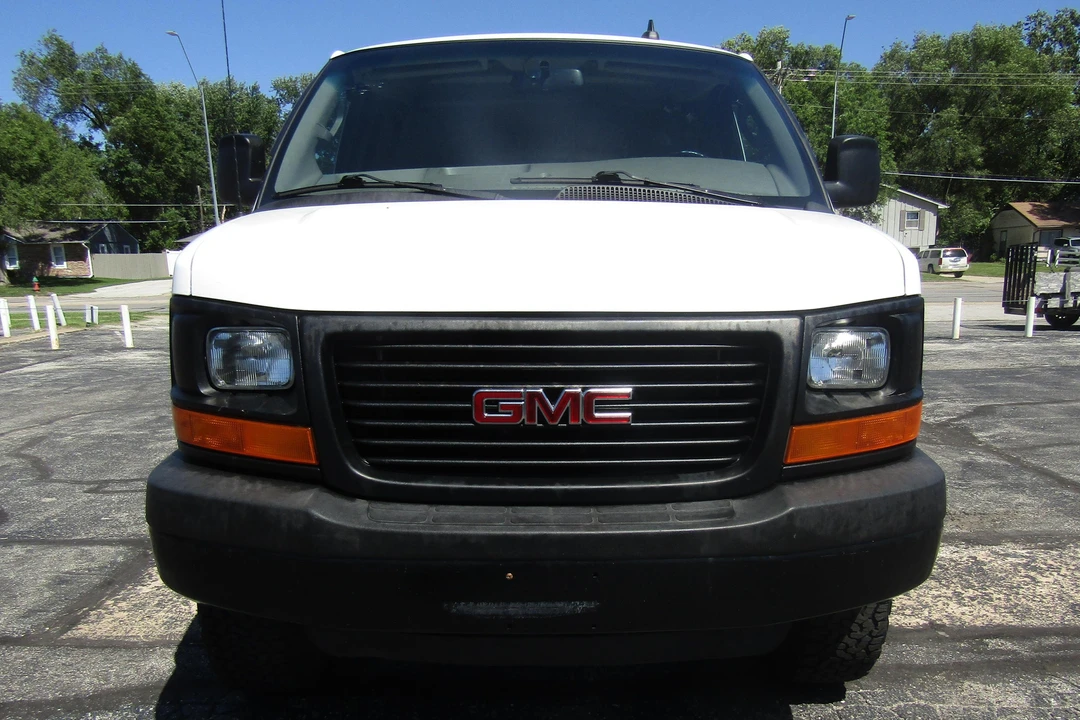 2016 GMC Savana - Image 2 of 31