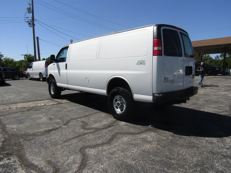 2016 GMC Savana - Image 9 of 31