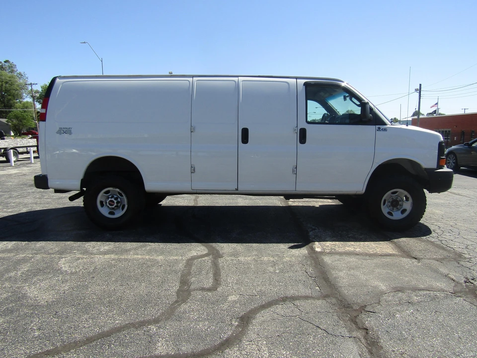 2016 GMC Savana - Image 12 of 31