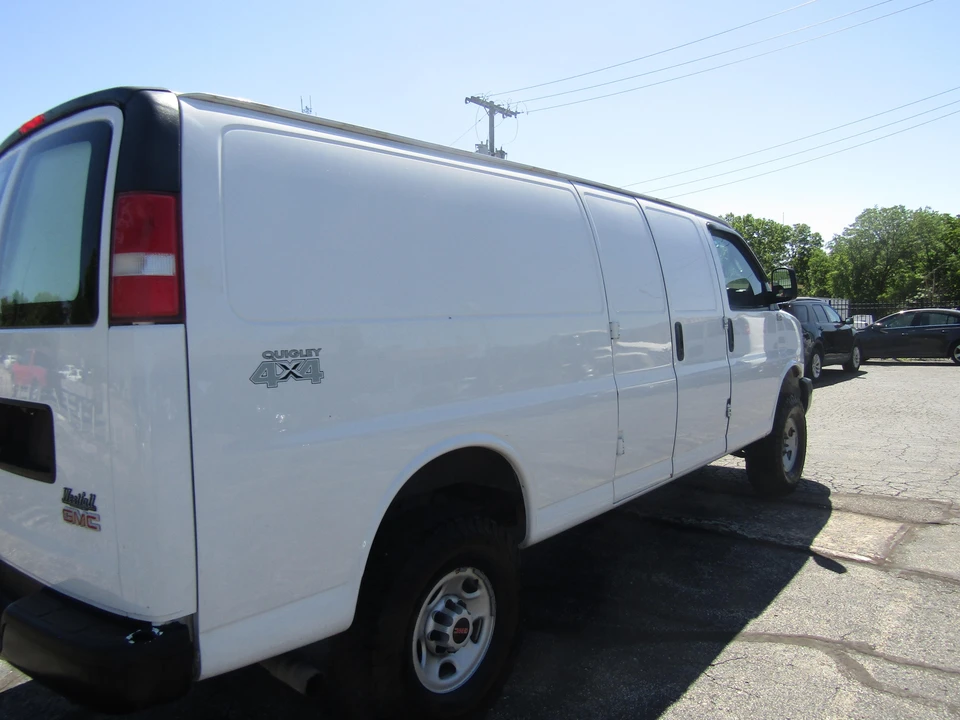 2016 GMC Savana - Image 25 of 31