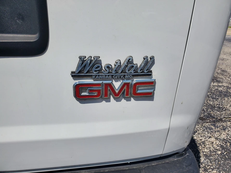 2016 GMC Savana - Image 24 of 31