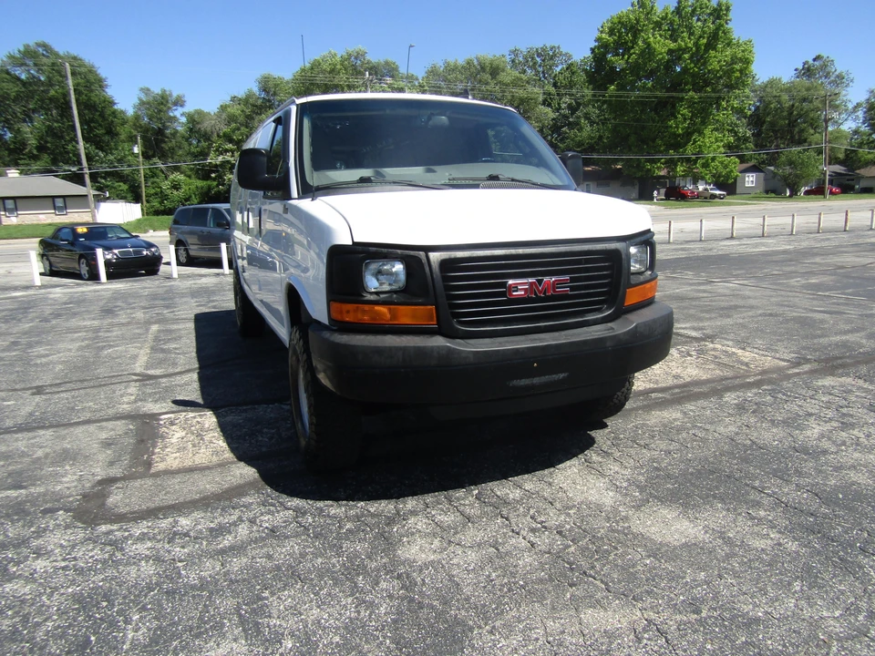 2016 GMC Savana - Image 14 of 31