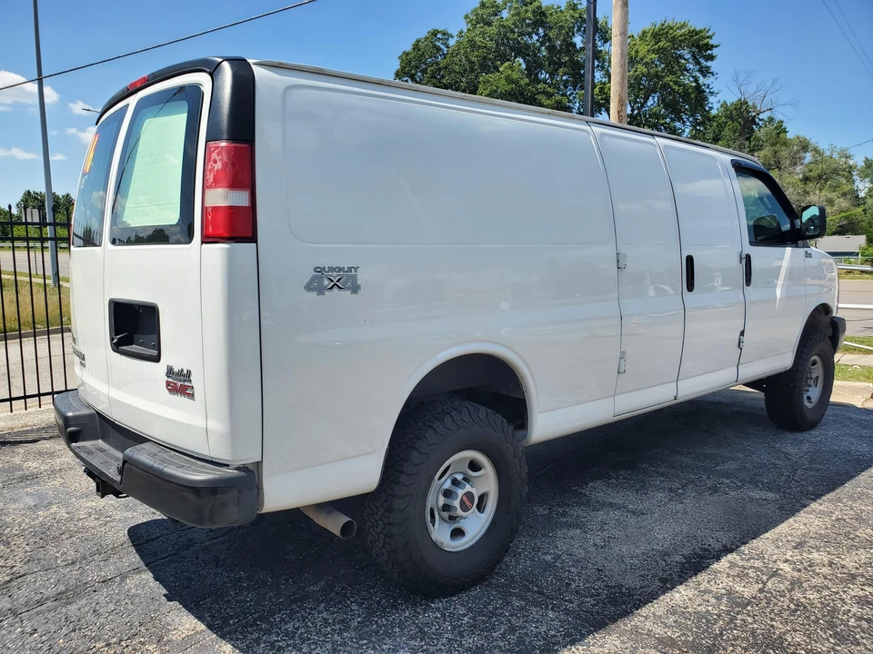 2016 GMC Savana - Image 10 of 31