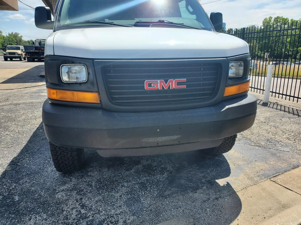 2016 GMC Savana - Image 15 of 31