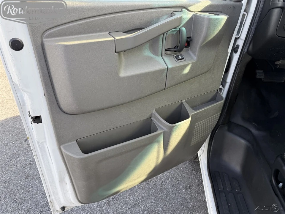 2016 GMC Savana - Image 10 of 12