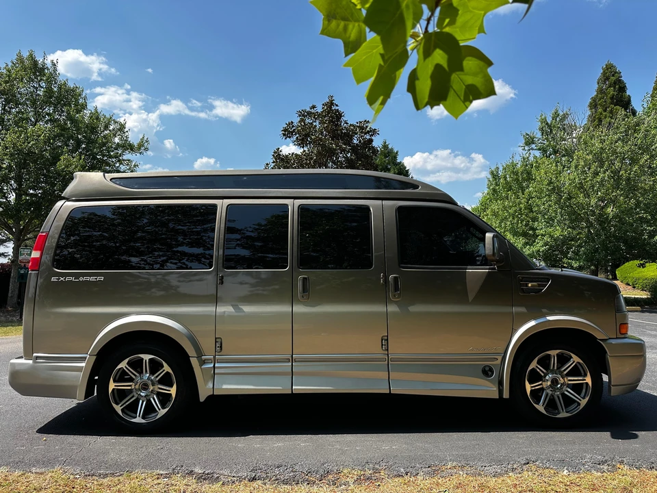 2016 GMC Savana - Image 8 of 31