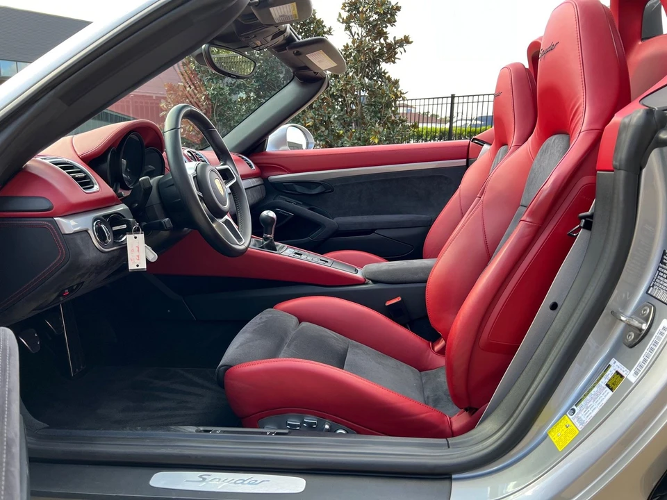2016 Porsche 981 Boxster Spyder - Image 13 of 18