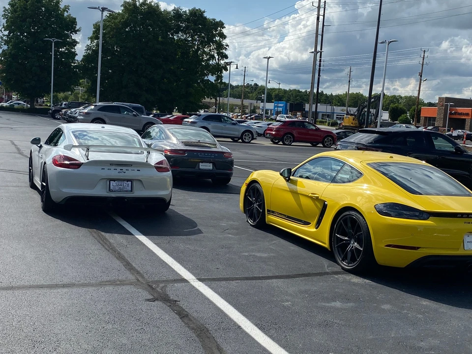 2016 Porsche 981 Cayman GT4 - Image 2 of 3