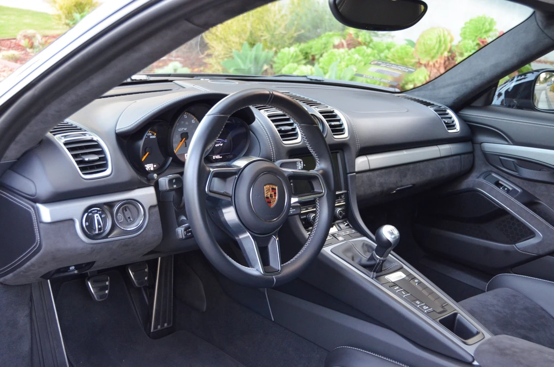 2016 Porsche 981 Cayman GT4 - Image 4 of 12