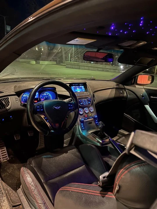 2016 Genesis - Image 11 of 14