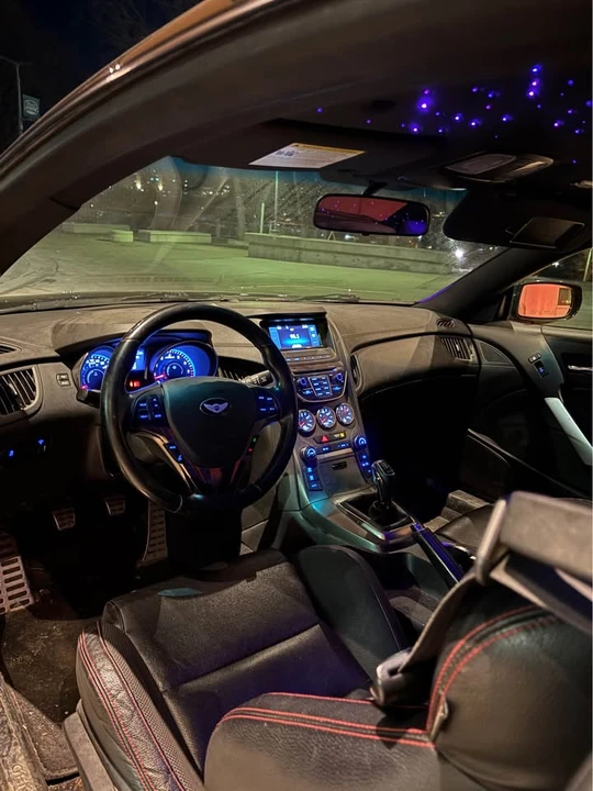 2016 Genesis - Image 11 of 16