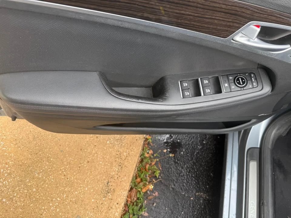 2016 Hyundai Genesis - Image 4 of 10