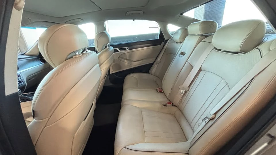 2016 Genesis - Image 8 of 11