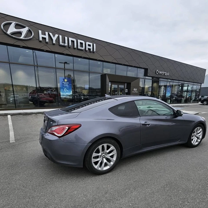 2016 Hyundai Genesis - Image 8 of 20