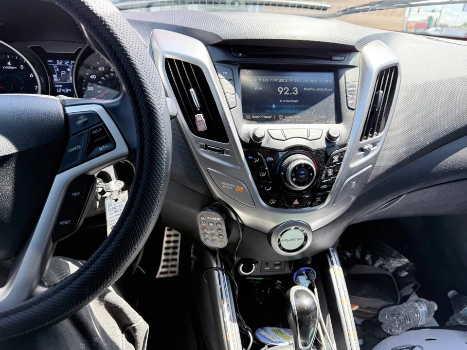 2016 Hyundai Veloster - Image 5 of 10