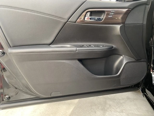 2016 Honda Accord 9th Gen - Image 17 of 21