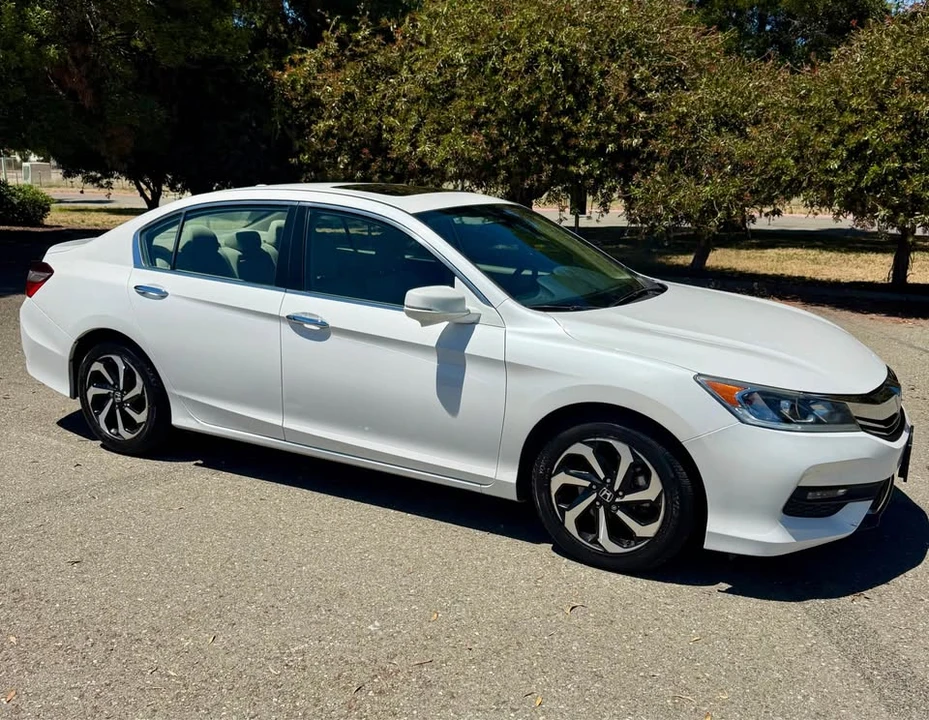 2016 Honda Accord 9th Gen - Image 2 of 12