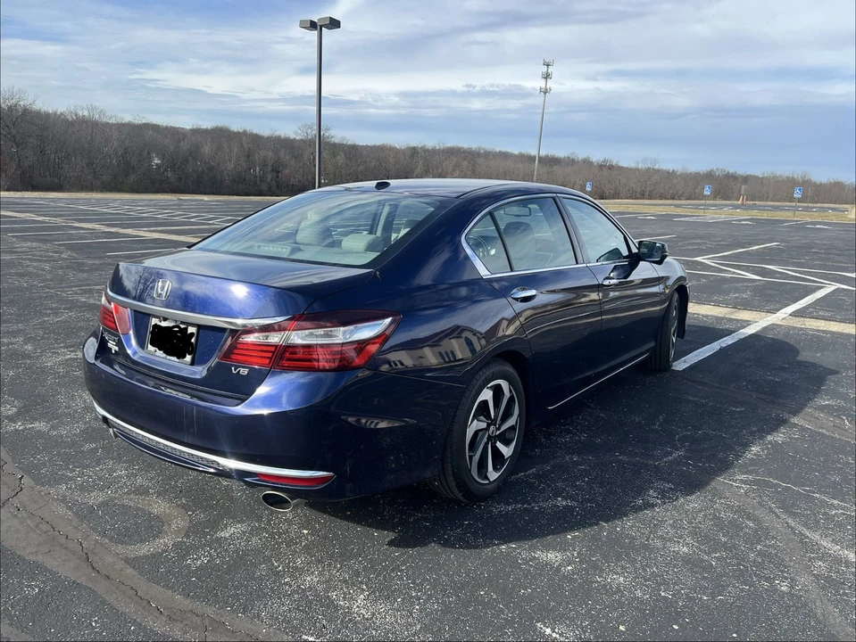 2016 Honda Accord 9th Gen - Image 14 of 21