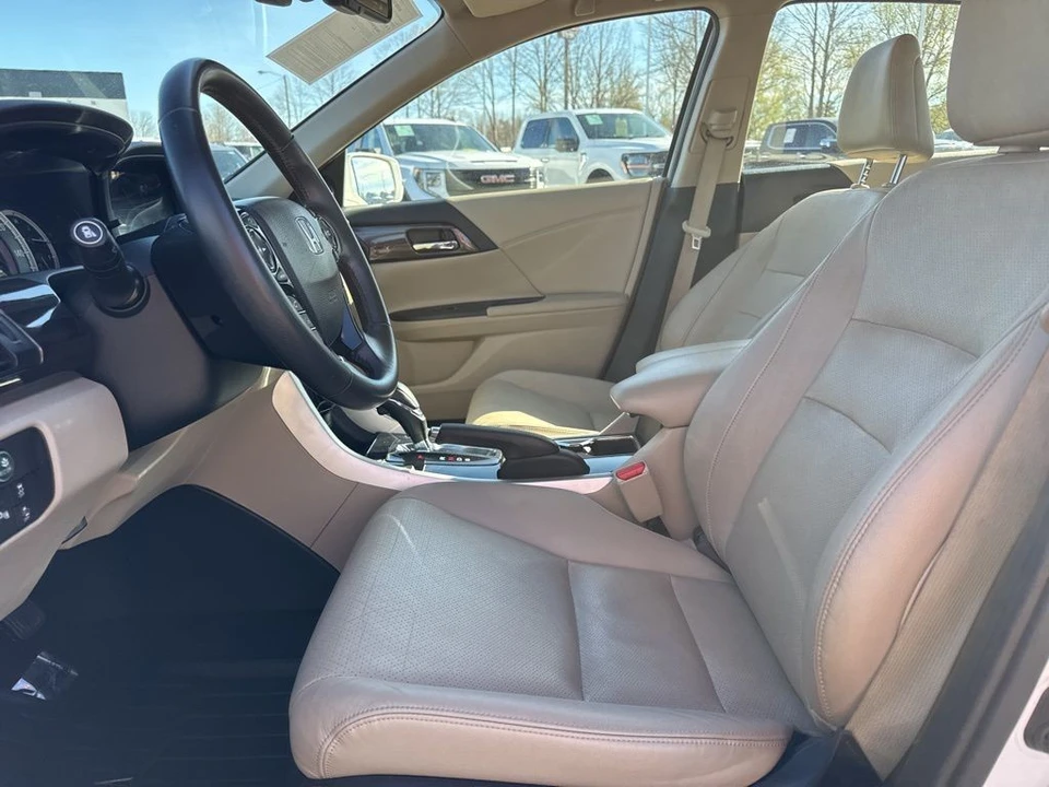 2016 Honda Accord 9th Gen - Image 9 of 21