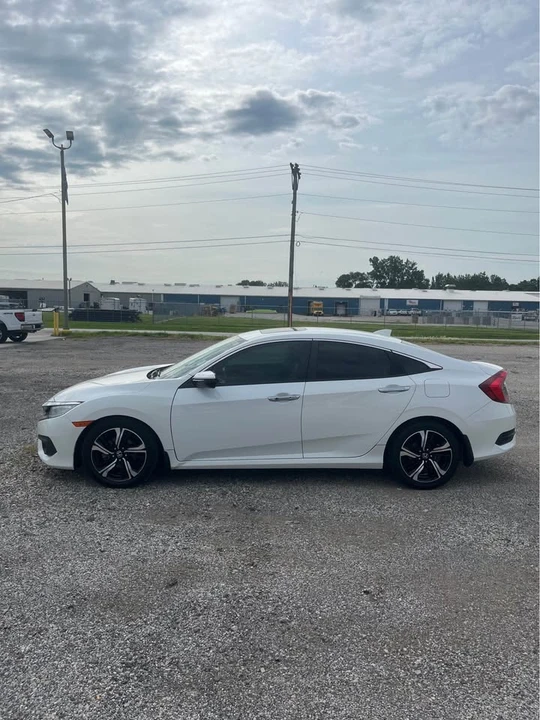 2016 Honda Civic 10th Gen - Image 3 of 11