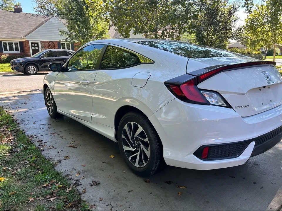 2016 Honda Civic 10th Gen - Image 4 of 11