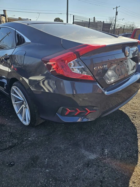 2016 Honda Civic 10th Gen - Image 4 of 13